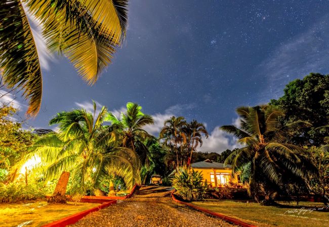 House for rent with pontoon night view in Huahine