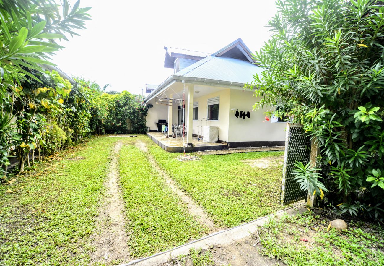 Two bedroom bungalow for rent with beach at 50m