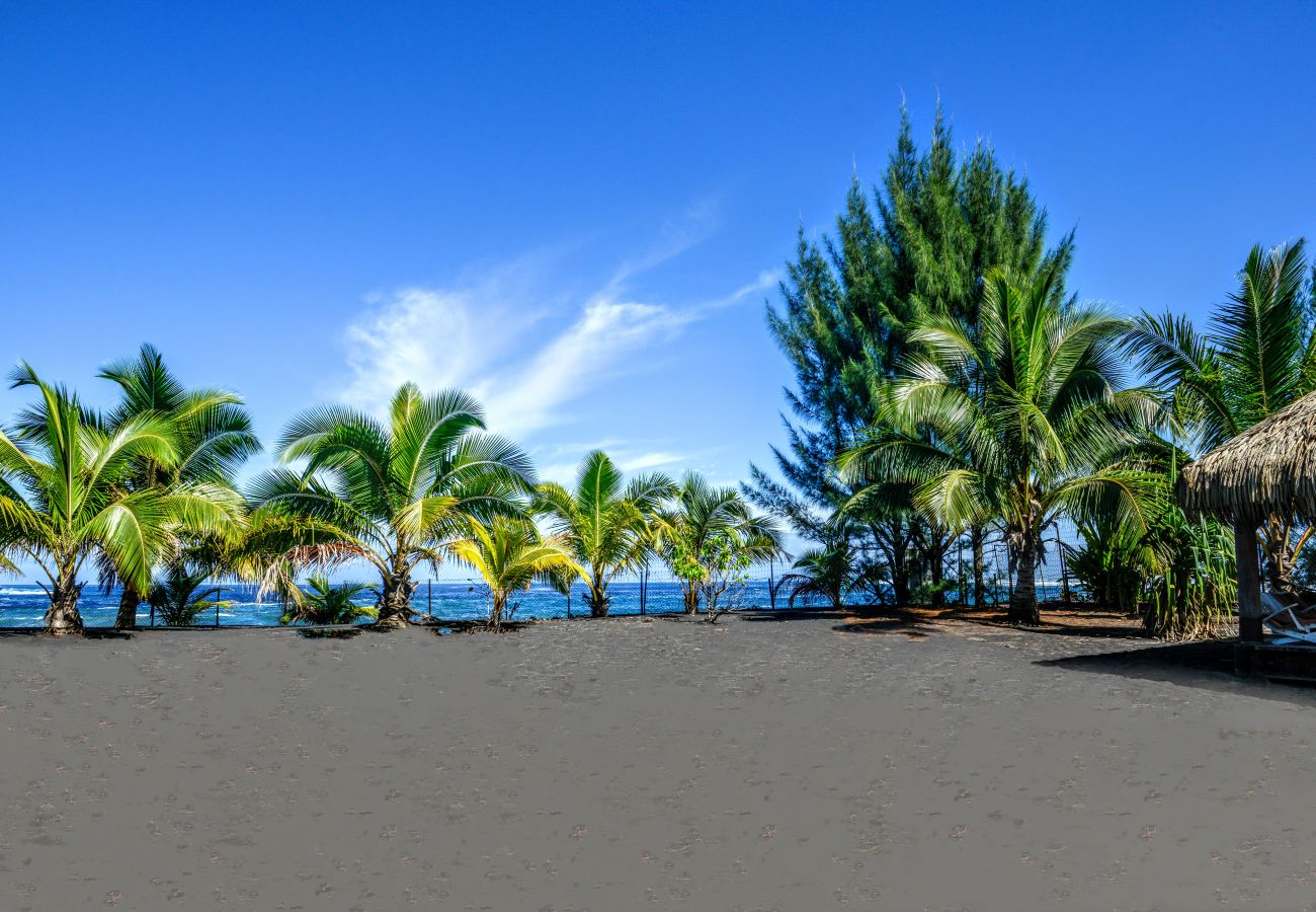 Polynesian House in front of the Papara Tahiti surf spot for rent