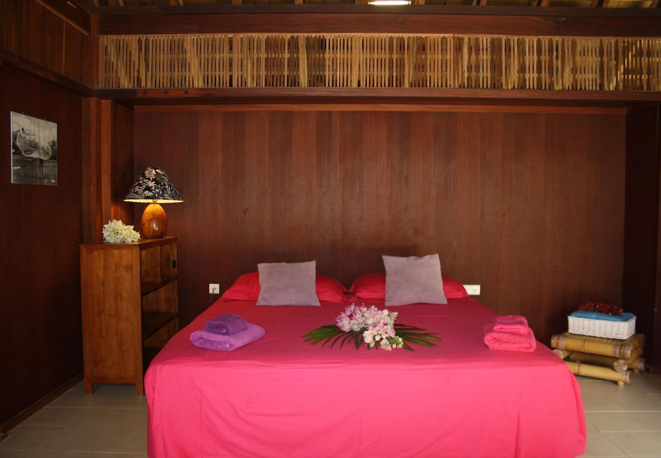 El dormitorio principal con baño La habitación de los padres