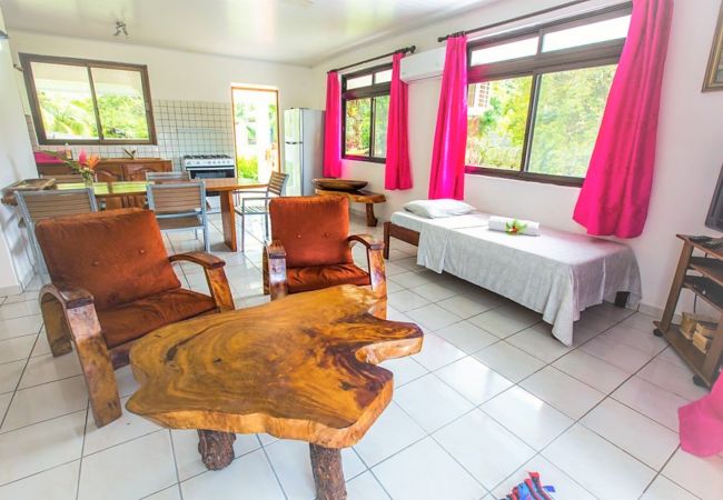 Maroe House 4 en alquiler para sus vacaciones en HUAHINE Vista de la sala y el comedor