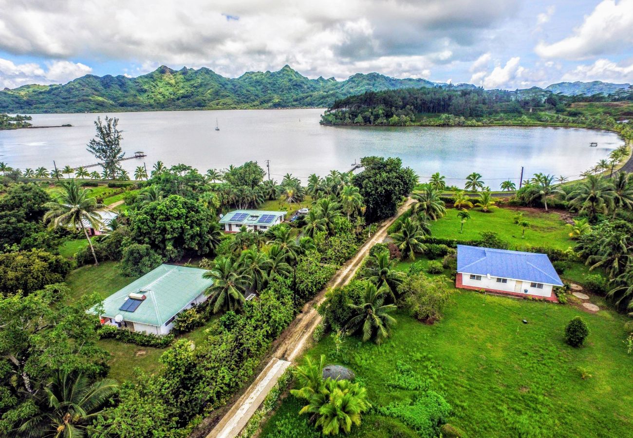 Huahine visto desde el cielo  Huahine visto desde el cielo de la bahía de Maroe y casas en alquiler