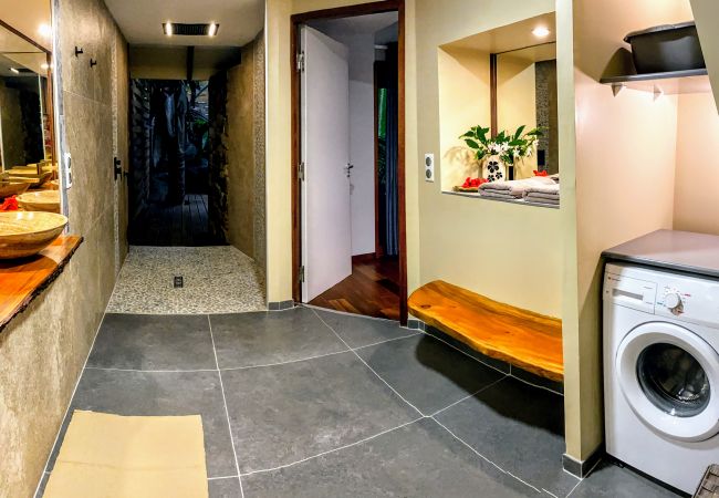 El baño con ducha italiana El cuarto de baño