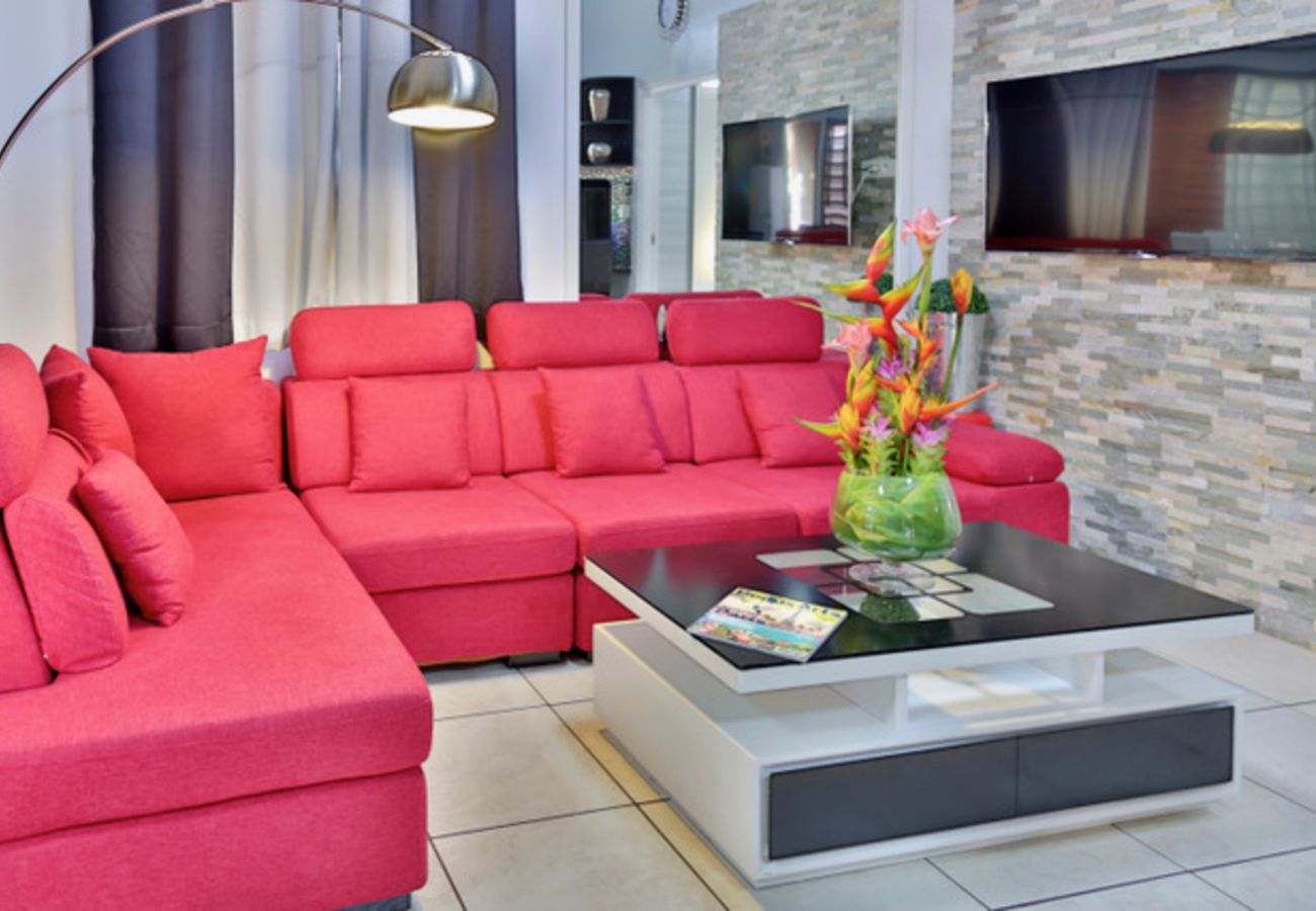 El salón amueblado La exposición