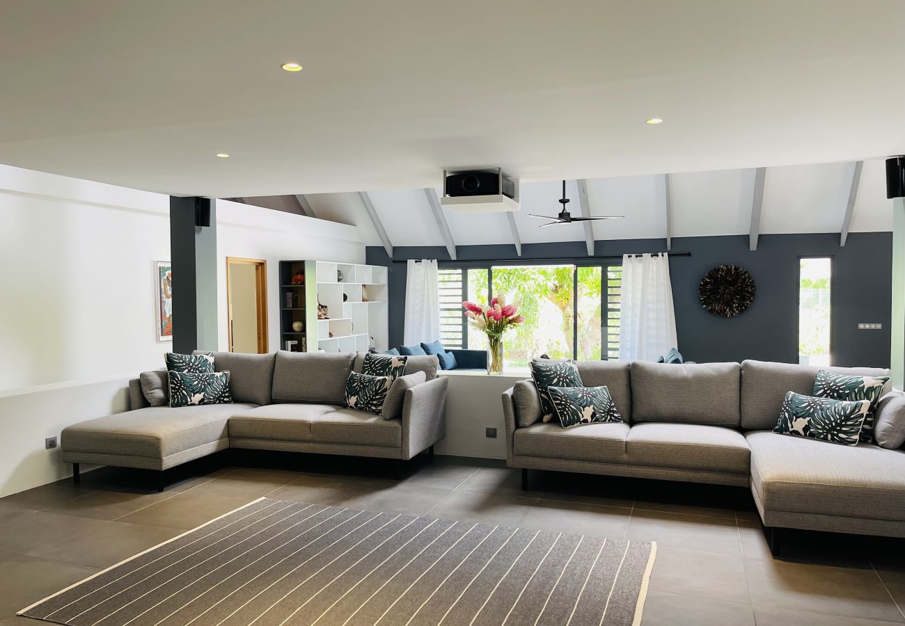 Salón + cine en casa Sala de estar equipada