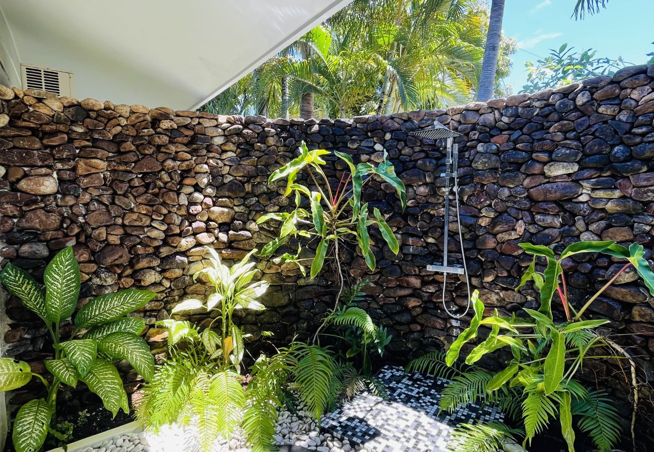 La ducha exterior, privada  Ducha exterior - dormitorio principal