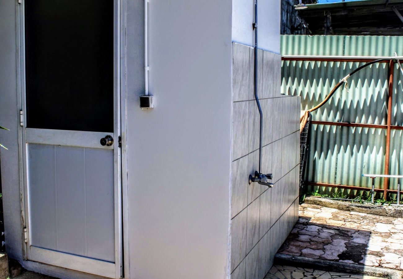 Doccia esterna vicino alla piscina La doccia fuori casa