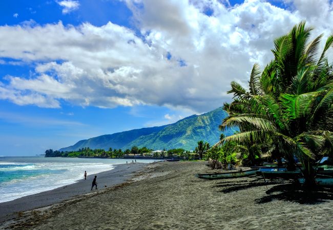 Spiaggia di sabbia nera a Taharuu Papara La spiaggia