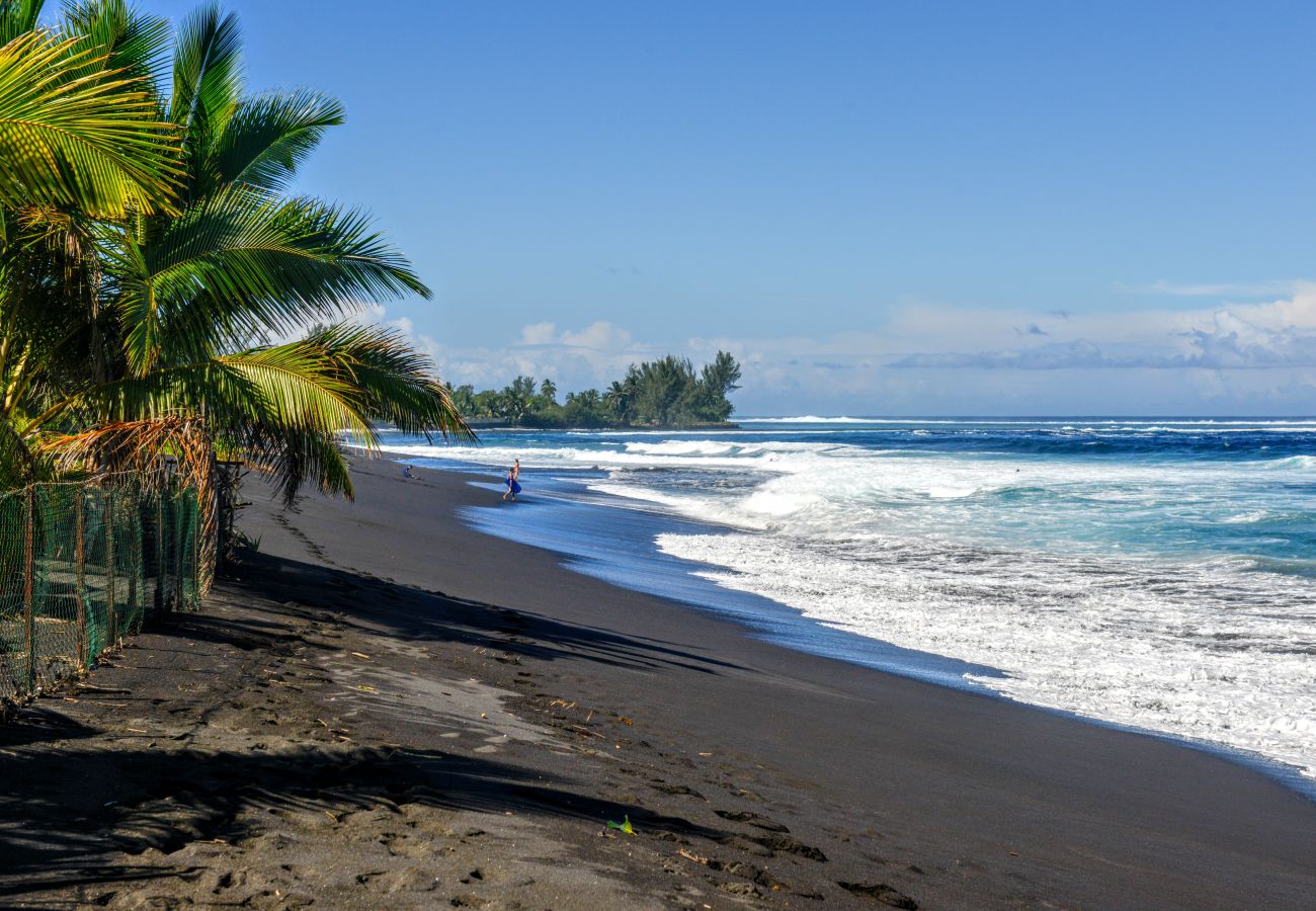 Spiaggia di sabbia nera Spiaggia di Taharuu