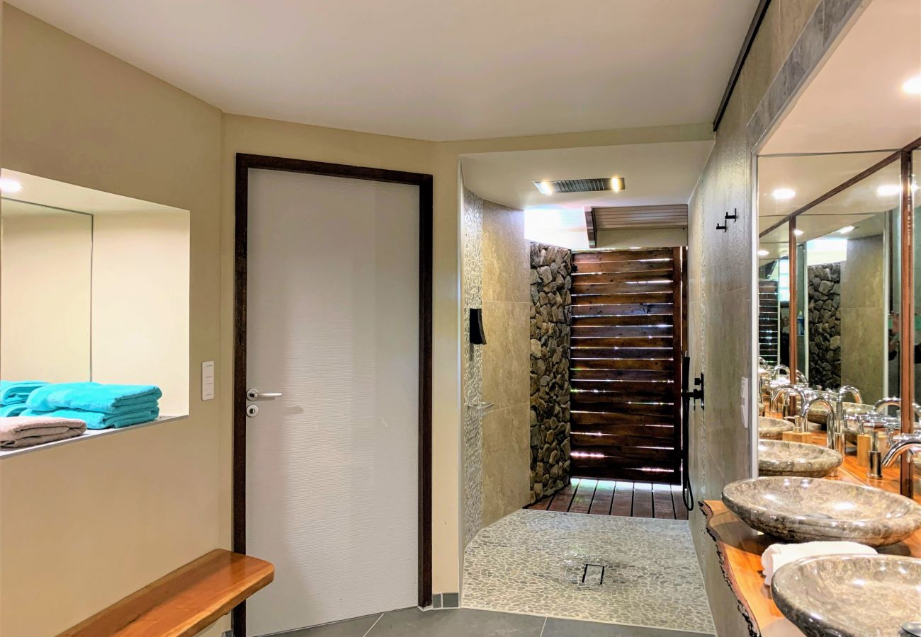 La zona doccia molto spaziosa Il bagno