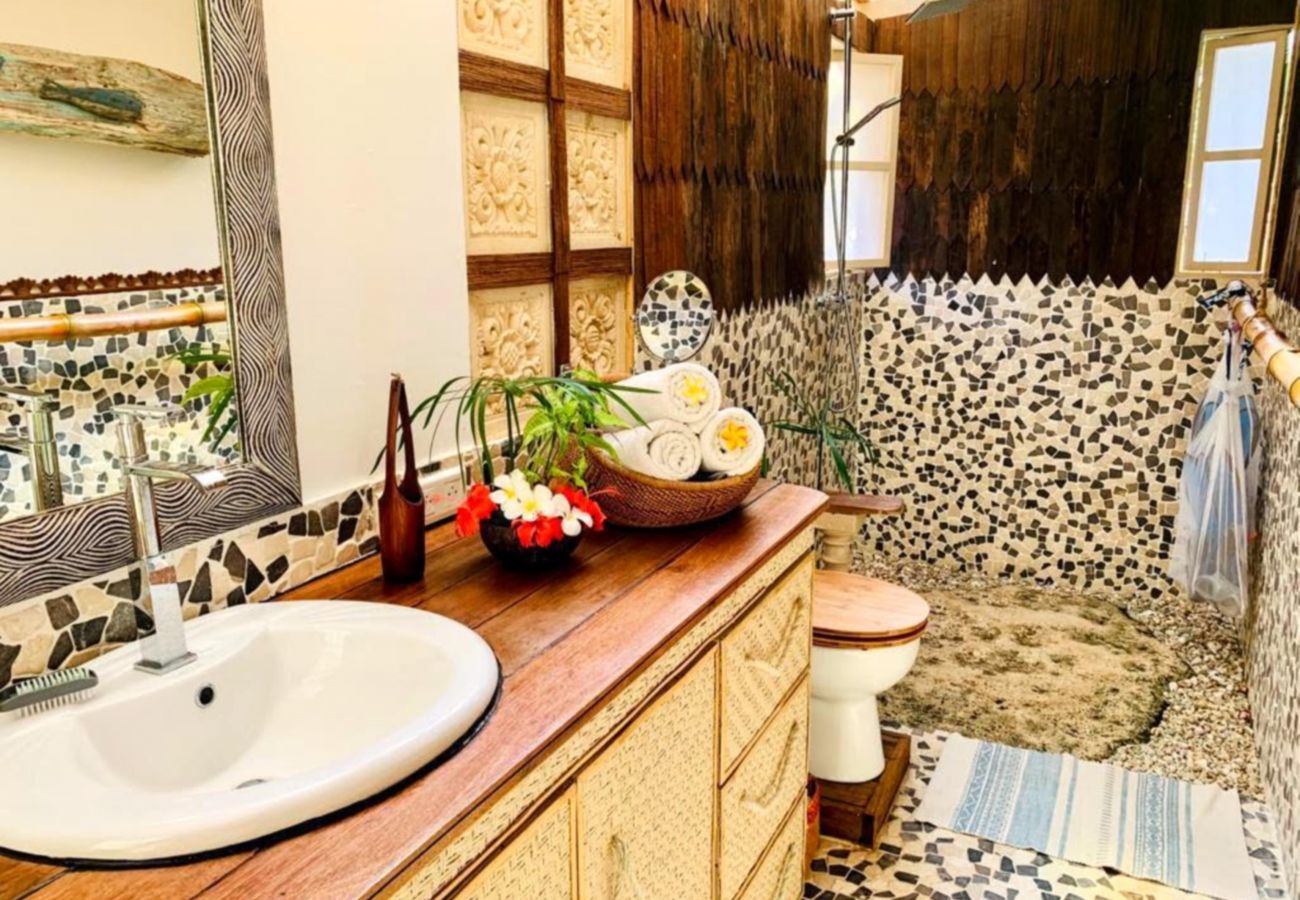 Il bagno. Doccia e WC