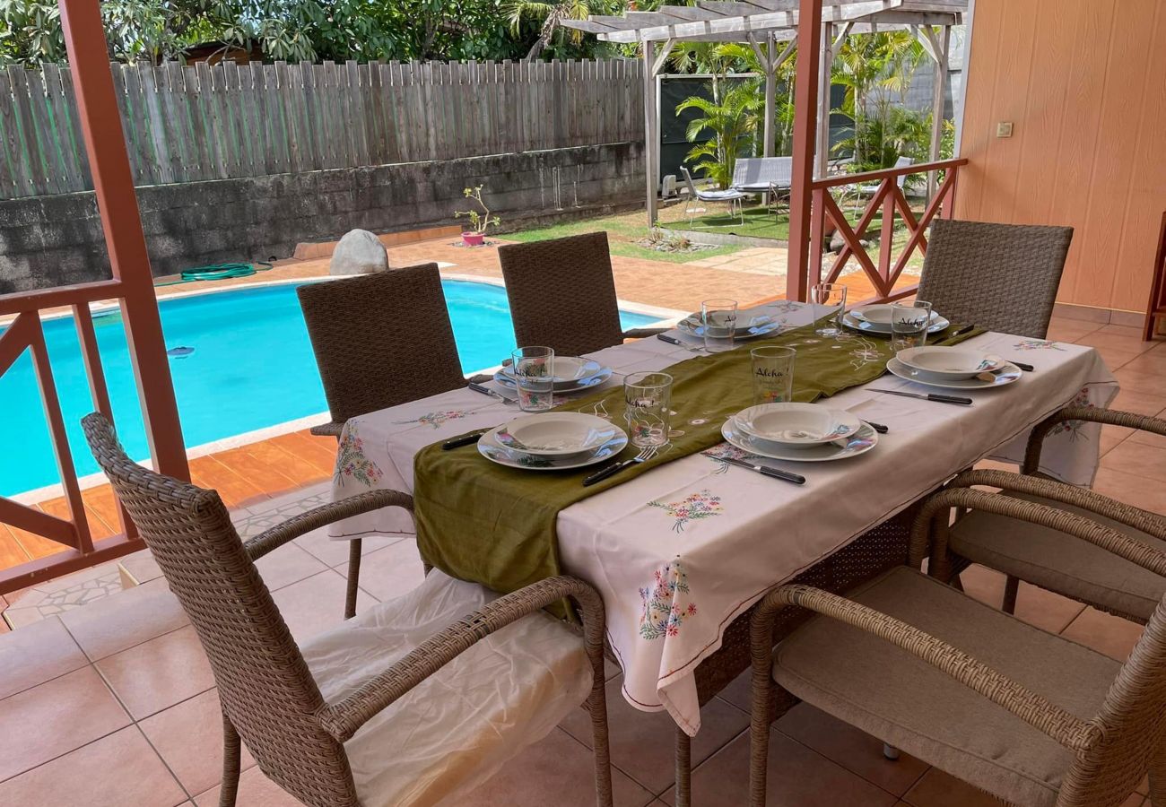 La terrasse avec vue piscine La terrasse